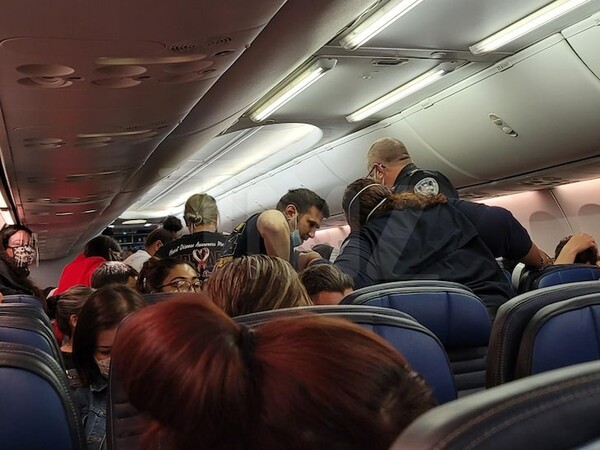Συναγερμός στην United Airlines: Πέθανε επιβάτης που «μπορεί να είχε συμπτώματα κορωνοϊού»