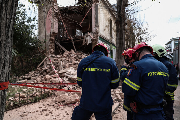Κατέρρευσε τμήμα κτιρίου στην Πατησίων - Στο σημείο η πυροσβεστική με διασωστικό σκύλο [ΕΙΚΟΝΕΣ]