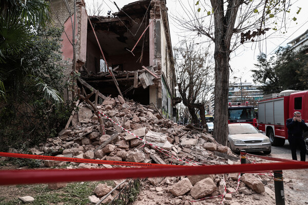 Κατέρρευσε τμήμα κτιρίου στην Πατησίων - Στο σημείο η πυροσβεστική με διασωστικό σκύλο [ΕΙΚΟΝΕΣ]