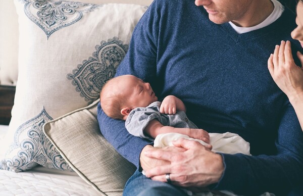 Άδεια 14 ημερών στους πατέρες μετά τον τοκετό - Τι προβλέπει νέο νομοσχέδιο