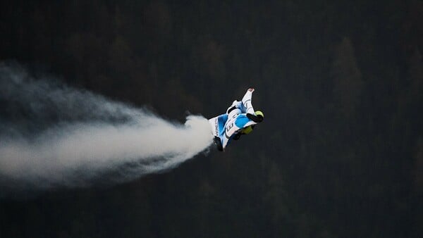 «Πετάξτε»: Η BMW παρουσίασε στολή με κινητήρες - Εντυπωσιακή πτήση στα βουνά της Αυστρίας