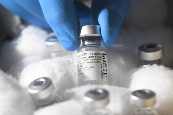 Η Pfizer προβλέπει πωλήσεις 15 δισ. δολαρίων από το εμβόλιο κατά της Covid-19