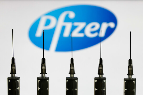 Η ΕΕ ολοκληρώνει τη δεύτερη συμφωνία της με την Pfizer για 300 εκατ. δόσεις του εμβολίου