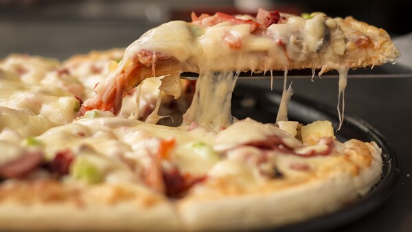 Γάλλος σεφ κατέρριψε το ρεκόρ Γκίνες με 254 είδη τυριών σε μία πίτσα
