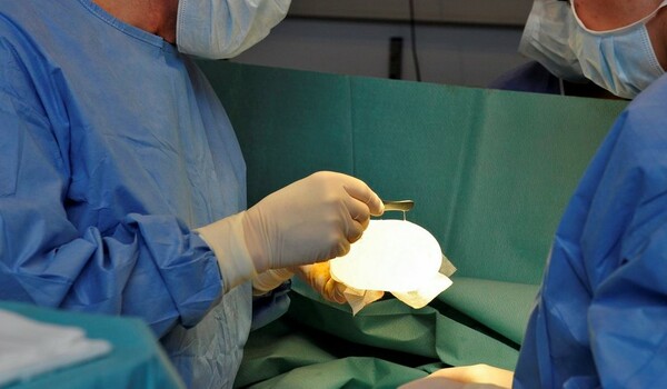 Άρειος Πάγος: Αποζημίωση 13.000€ σε γυναίκα για 4 αποτυχημένες πλαστικές επεμβάσεις στο στήθος