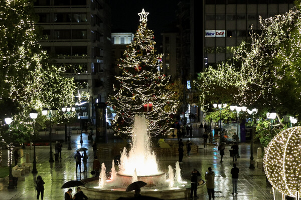 Η πλατεία Συντάγματος φωτισμένη για τα Χριστούγεννα (Φωτογραφίες)