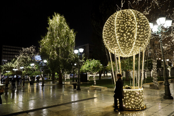 Η πλατεία Συντάγματος φωτισμένη για τα Χριστούγεννα (Φωτογραφίες)