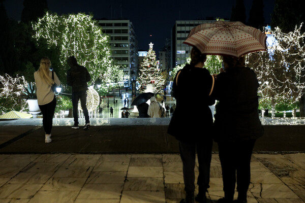 Η πλατεία Συντάγματος φωτισμένη για τα Χριστούγεννα (Φωτογραφίες)