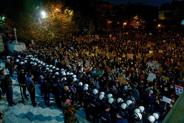 Πολωνία: Διαμαρτυρίες σε εκκλησίες για τον νόμο κατά των αμβλώσεων - «We are sick of this»