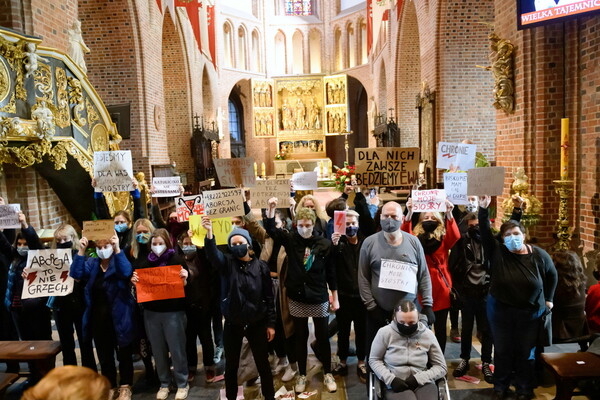 Πολωνία: Διαμαρτυρίες σε εκκλησίες για τον νόμο κατά των αμβλώσεων - «We are sick of this»