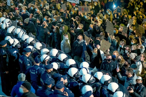 Πολωνία: Διαμαρτυρίες σε εκκλησίες για τον νόμο κατά των αμβλώσεων - «We are sick of this»