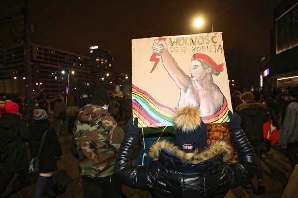 Πολωνία: Τρίτη νύχτα διαδηλώσεων κατά του νόμου που απαγορεύει τις αμβλώσεις - «Φοβάμαι να ζω εδώ»