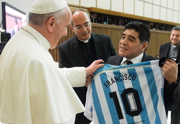 Ο Πάπας Φραγκίσκος θυμάται τον Ντιέγκο Μαραντόνα, τον «ποιητή του ποδοσφαίρου»