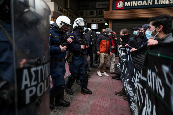 Επεισόδια και χημικά στην πορεία για τον Δημήτρη Κουφοντίνα