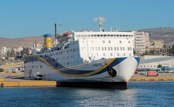 Πρόσκρουση πλοίου στο λιμάνι της Θήρας, την ώρα των χειρισμών πρόσδεσης