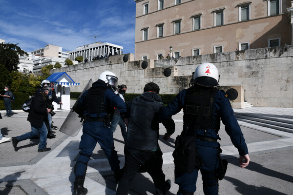 Επεισόδια στο πανεκπαιδευτικό συλλαλητήριο στο Σύνταγμα- Χημικά και προσαγωγές