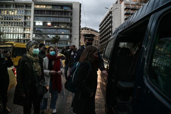 Σύνταγμα: Η ΕΛ.ΑΣ προσήγαγε φεμινίστριες που διαμαρτύρονταν για την βία σε βάρος γυναικών