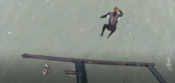 Βίντεο: Έπεσε από ελικόπτερο στη θάλασσα, χωρίς αλεξίπτωτο- Από ύψος 40 μέτρων