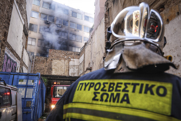 Τραγωδία στη Θεσσαλονίκη: 16χρονος ανασύρθηκε χωρίς τις αισθήσεις του από φλεγόμενο διαμέρισμα