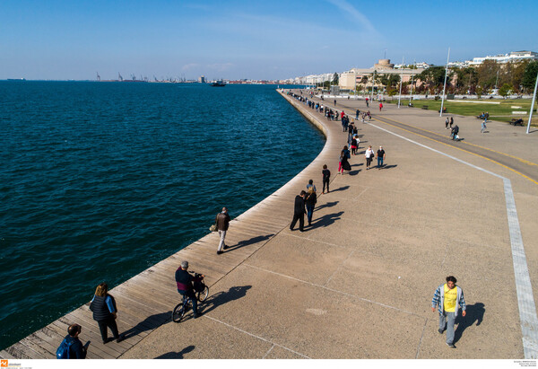 Rapid test στην παραλία της Θεσσαλονίκης από το πρωί: Πάνω από 50 θετικά