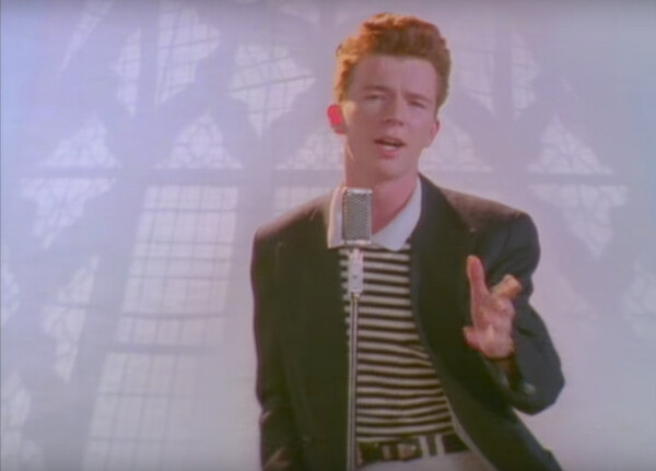 O Rick Astley βγάζει το παλτό του και «ρίχνει» το TikTok [BINTEO]