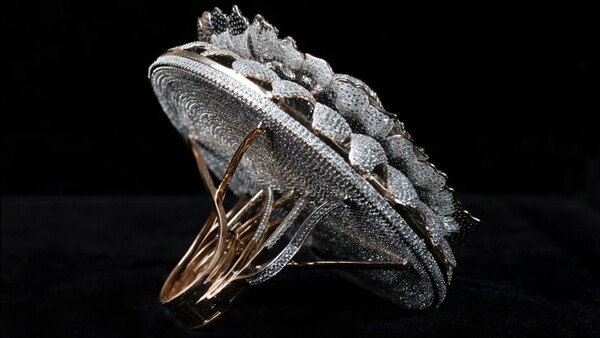 Το «δαχτυλίδι της ευημερίας» σπάει το ρεκόρ Γκίνες: Έχει 12.638 διαμάντια