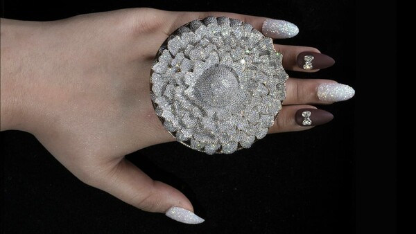 Το «δαχτυλίδι της ευημερίας» σπάει το ρεκόρ Γκίνες: Έχει 12.638 διαμάντια