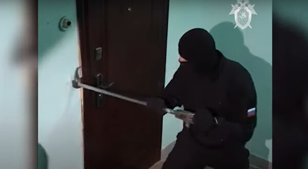 Ρωσία: Επιδρομές της αστυνομίας σε σπίτια Μαρτύρων του Ιεχωβά [ΒΙΝΤΕΟ]