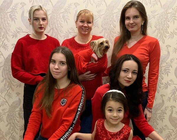 Ρώσοι ποστάρουν φωτογραφίες ντυμένοι στα κόκκινα, εκφράζοντας στήριξη στη σύζυγο του Ναβάλνι