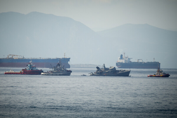 Σύγκρουση πλοίων στον Πειραιά- Οι ανακοινώσεις του ΓΕΝ και του Λιμενικού για το περιστατικό