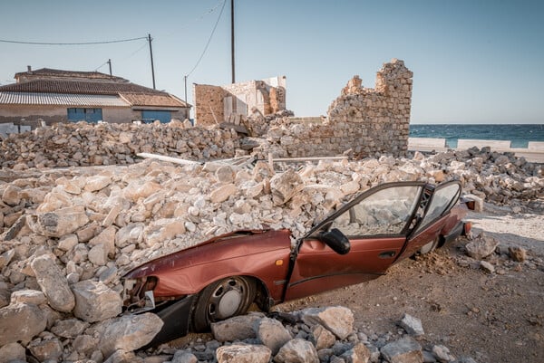 Σάμος, η επόμενη μέρα: Εικόνες καταστροφής στο νησί από τον σεισμό 6,7 Ρίχτερ