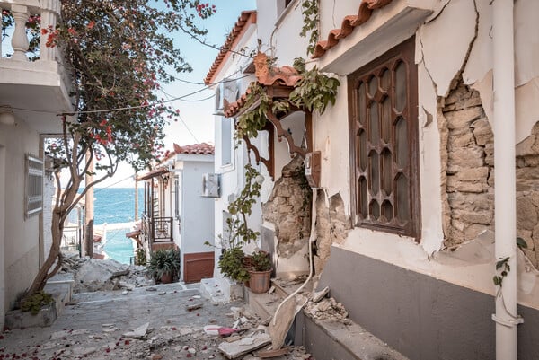 Σάμος, η επόμενη μέρα: Εικόνες καταστροφής στο νησί από τον σεισμό 6,7 Ρίχτερ