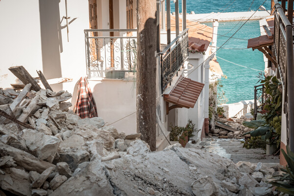 Σάμος, η επόμενη μέρα: Εικόνες καταστροφής στο νησί από τον σεισμό 6,7 Ρίχτερ