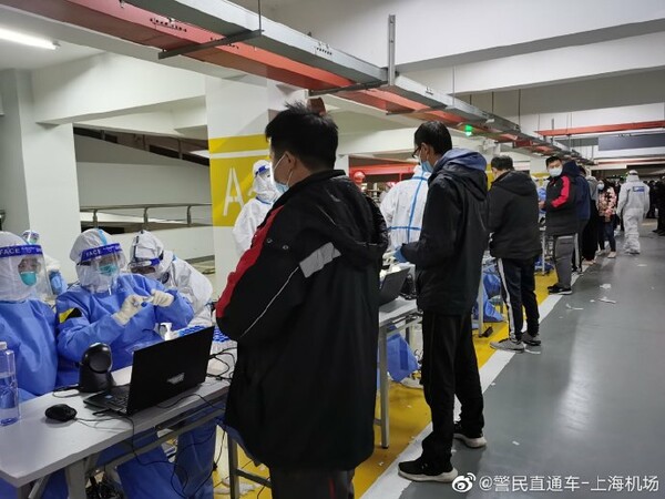 «Χάος» στο αεροδρόμιο της Σαγκάης, μετά την απόφαση για μαζικά τεστ κορωνοϊού σε υπαλλήλους
