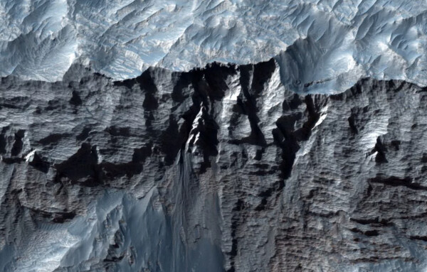 NASA: Νέες εντυπωσιακές φωτογραφίες από το «Γκραντ Κάνυον» του Άρη