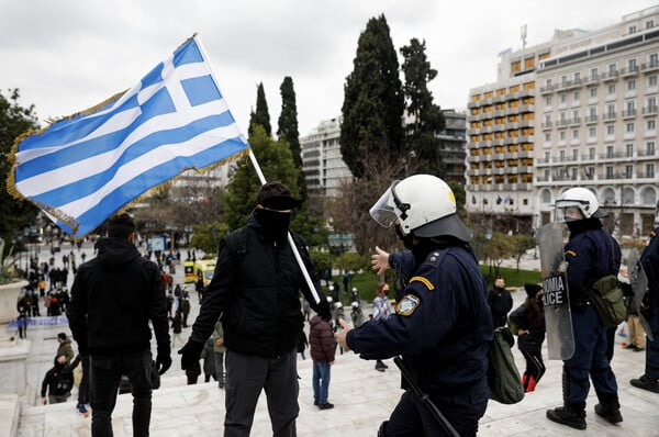 Επεισόδια και χημικά στην Αθήνα σε συγκέντρωση κατά του lockdown