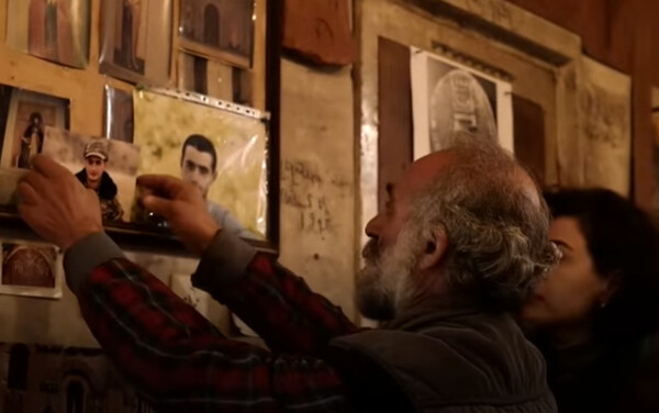Περιμένοντας καρτερικά τον Σογκομόν, τον Αρμένιο πιανίστα που πήρε το όπλο του και εξαφανίστηκε