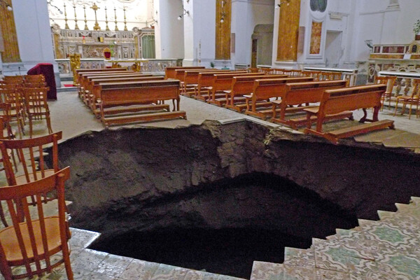 Ιταλία: Ιστορικές εκκλησίες της Νάπολης κινδυνεύουν να καταστραφούν από καταβόθρες