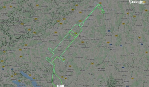 Γερμανός πιλότος σχημάτισε μία σύριγγα στον ουρανό - Για να τιμήσει την έναρξη των εμβολιασμών στην Ευρώπη