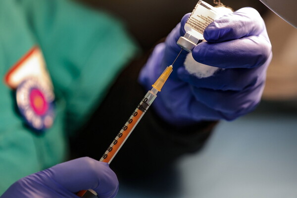 Η Ιαπωνία θα πετάξει εκατομμύρια δόσεις εμβολίου επειδή έχει λάθος σύριγγες