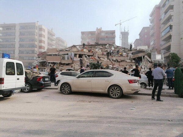 Τουρκία: Τέσσερις νεκροί και 120 τραυματίες από τον σεισμό - Δεκάδες κτίρια κατέρρευσαν στη Σμύρνη