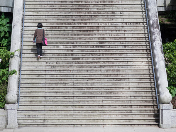 Το «τεστ της σκάλας» για την καρδιά: Πόσους ορόφους πρέπει να ανεβαίνουμε σε λιγότερο από 1 λεπτό