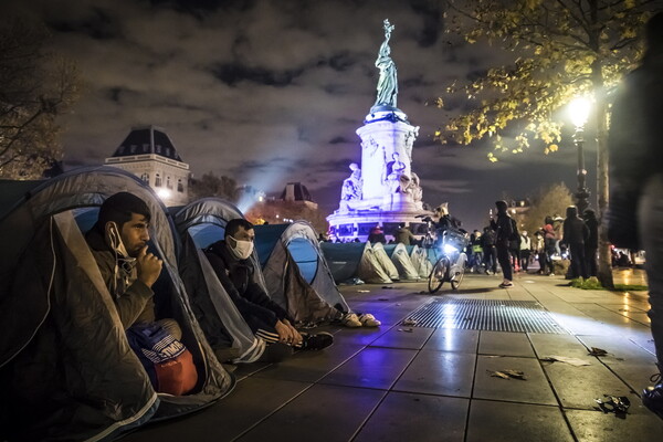 Εικόνες: Ακτιβιστές έστησαν 400 σκηνές για μετανάστες στο κέντρο του Παρισίου μέσα σε δύο λεπτά