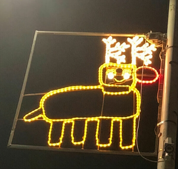 Σε αυτό το χωριό αφήνουν τα παιδιά να σχεδιάσουν τα χριστουγεννιάτικα φώτα