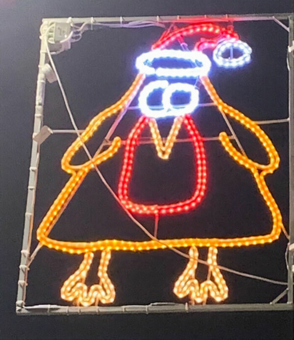 Σε αυτό το χωριό αφήνουν τα παιδιά να σχεδιάσουν τα χριστουγεννιάτικα φώτα