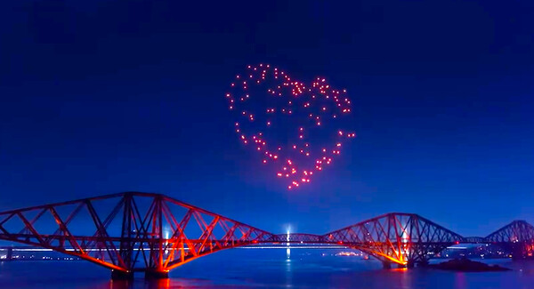Καρδιές, ελάφια και κολυμβήτριες στον ουρανό της Σκωτίας από σμήνη drone (ΒΙΝΤΕΟ)