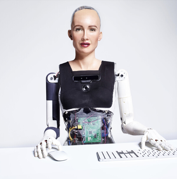 Το ανδροειδές ρομπότ Sophia μπαίνει σε μαζική παραγωγή το 2021 για να βοηθήσει με την πανδημία