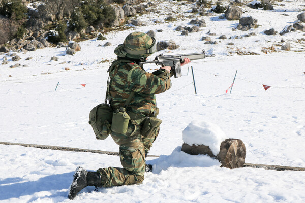 Εικόνες και βίντεο από χειμερινή στρατιωτική εκπαίδευση της Ευελπίδων στα χιόνια