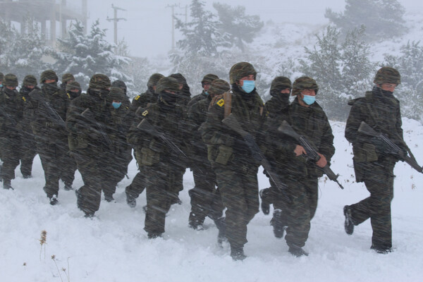 Εικόνες και βίντεο από χειμερινή στρατιωτική εκπαίδευση της Ευελπίδων στα χιόνια