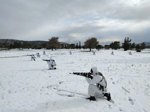 Εικόνες και βίντεο από χειμερινή στρατιωτική εκπαίδευση της Ευελπίδων στα χιόνια